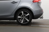 USED 2017 17 VOLVO V40 2.0 T3 R-DESIGN 5d 150 BHP 