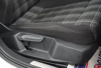 2016 VOLKSWAGEN GOLF}